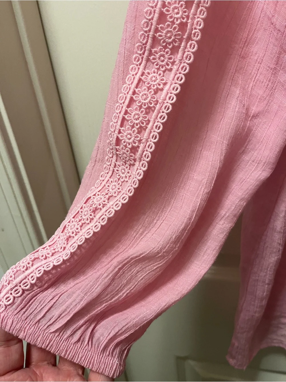 Counterparts Women’s Size XL Pink Peasant Top with Lace Embroidered Detail VNeck - Picture 4 of 8